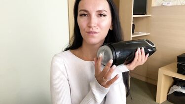 Девушка с помощью мастурбатора дрочит член своего парня