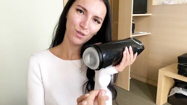 Девушка с помощью мастурбатора дрочит член своего парня