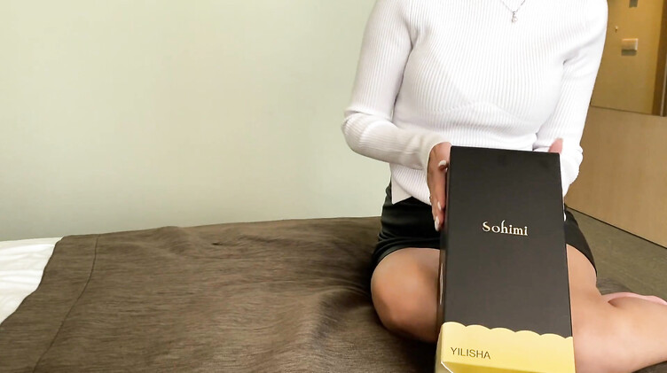 Девушка с помощью мастурбатора дрочит член своего парня