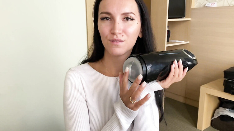 Девушка с помощью мастурбатора дрочит член своего парня