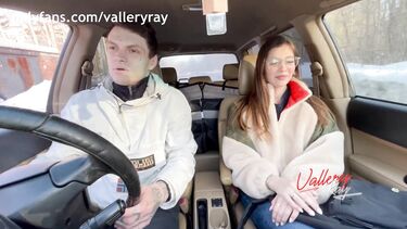 Школьница сосет хуй сводному брату в машине