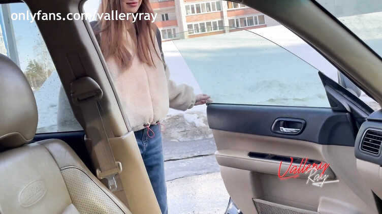 Vallery Ray: Школьница сосет хуй сводному брату в машине