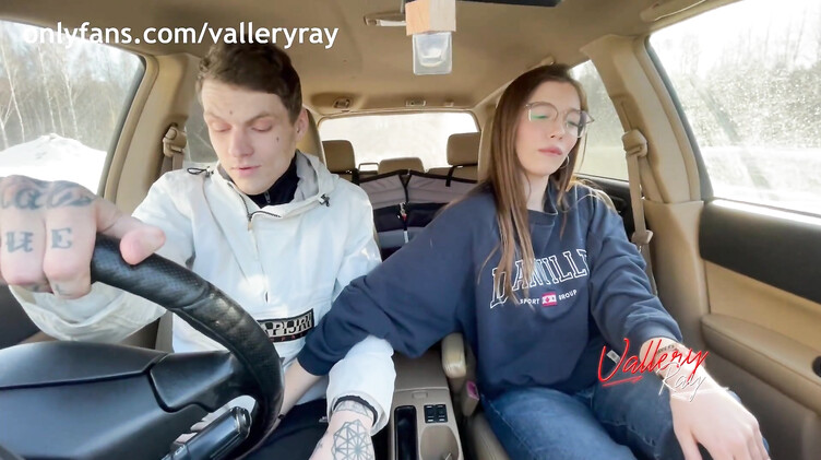 Школьница сосет хуй сводному брату в машине