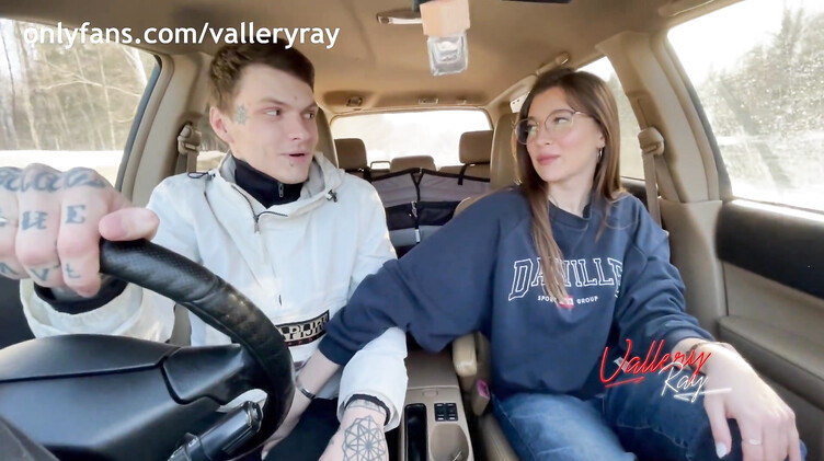 Школьница сосет хуй сводному брату в машине