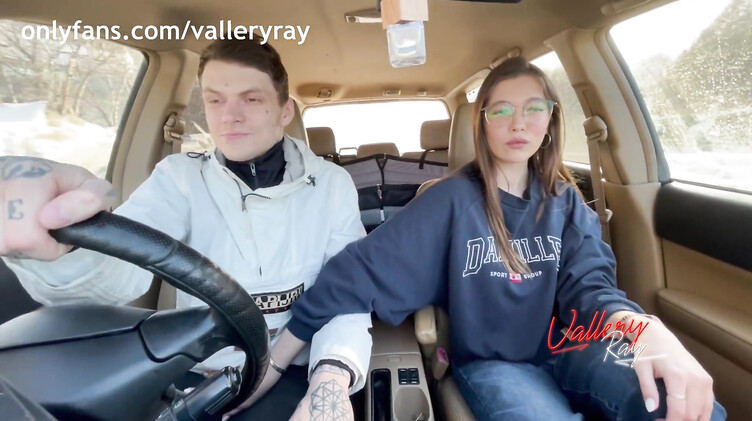 Школьница сосет хуй сводному брату в машине