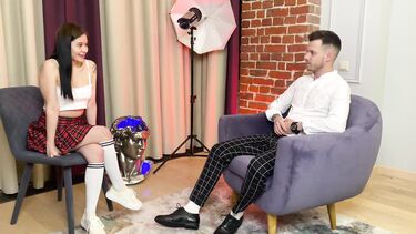 18-летняя русская школьница трахается на кастинге с опытным порноактером