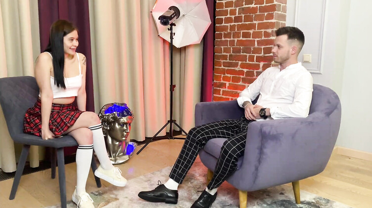 Школьница: 18-летняя русская школьница трахается на кастинге с опытным порноактером