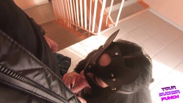 Публичное порно: Квадроберша в маске строчит минет в подъезде