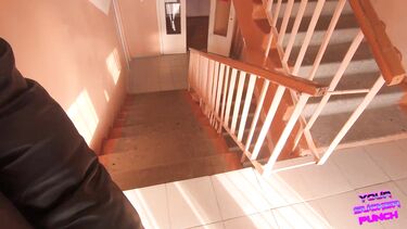 Квадроберша в маске строчит минет в подъезде