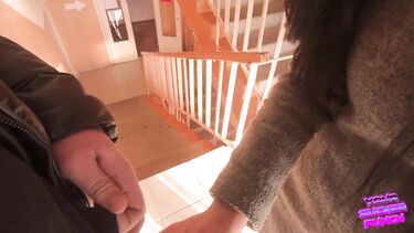 Квадроберша в маске строчит минет в подъезде