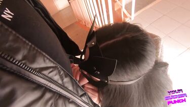 Квадроберша в маске строчит минет в подъезде