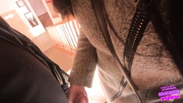 Квадроберша в маске строчит минет в подъезде