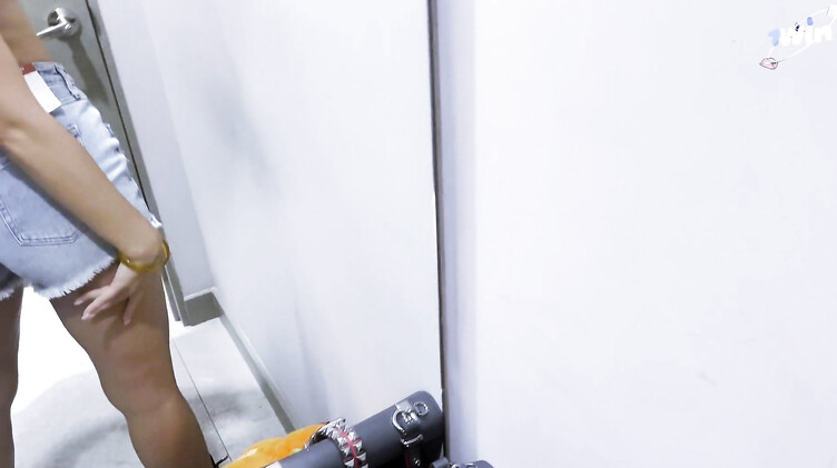 В примерочной: Кудрявая брюнетка кончает от мастурбации в примерочной кабинке