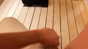 парень в сауне дрочит хуй