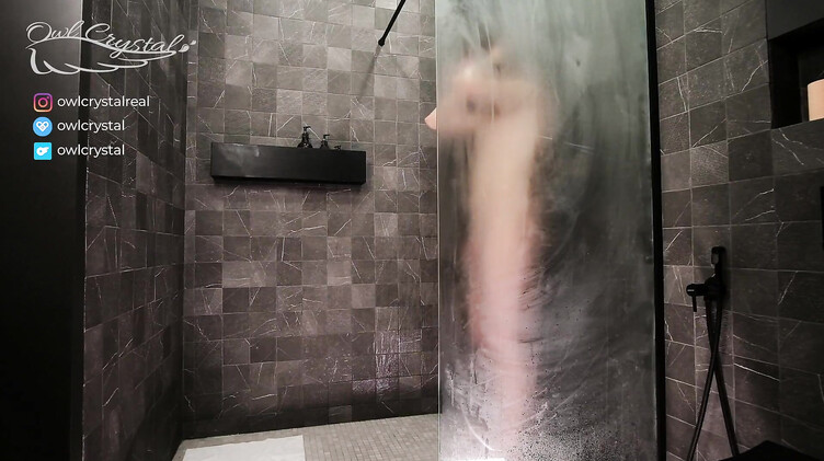 Owl Crystal: Худышка дает в очко в душе с активной мастурбацией пилотки