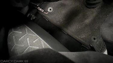 Брюнетка с короткой стрижкой делает минет в машине на ходу и во время остановки