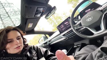 Брюнетка с короткой стрижкой делает минет в машине на ходу и во время остановки