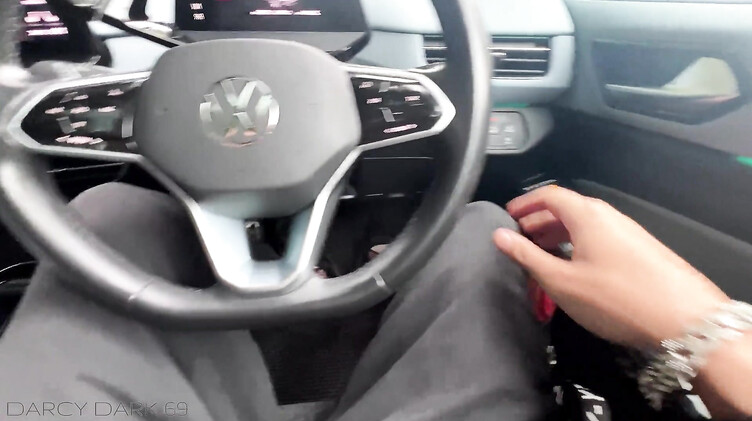 Брюнетка с короткой стрижкой делает минет в машине на ходу и во время остановки