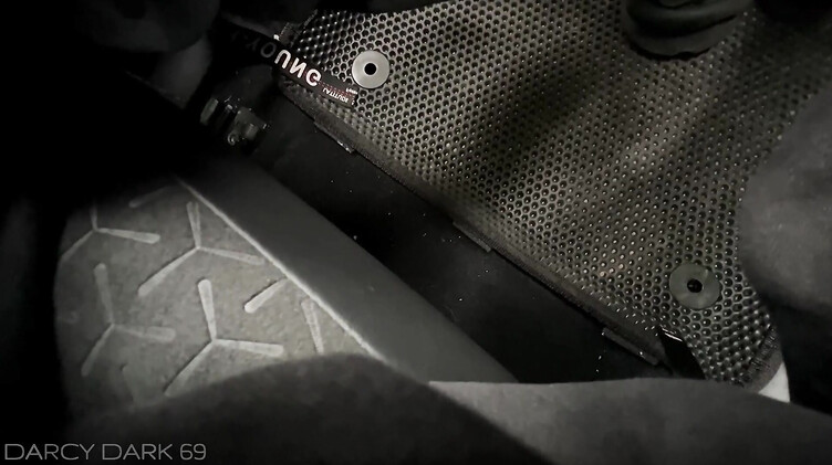 Брюнетка с короткой стрижкой делает минет в машине на ходу и во время остановки