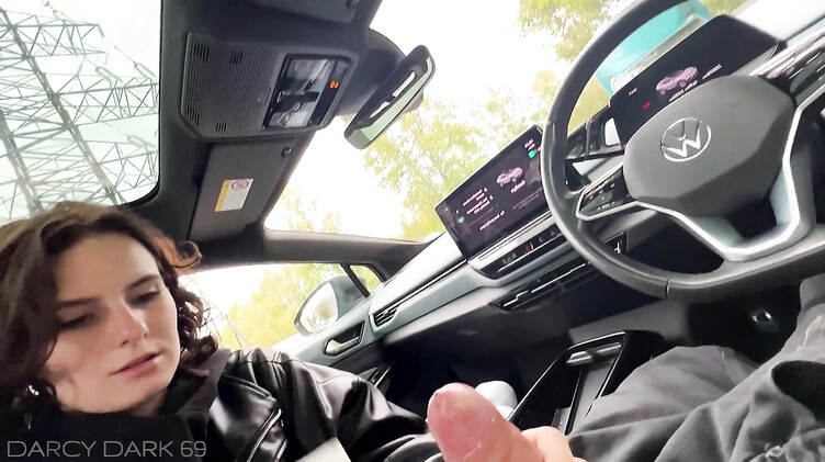 Брюнетка с короткой стрижкой делает минет в машине на ходу и во время остановки