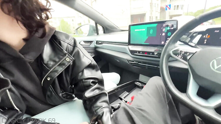 Брюнетка с короткой стрижкой делает минет в машине на ходу и во время остановки