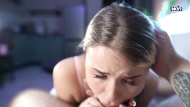 Няшная блондинка делает глубокий слюнявый минет с окончанием на сиськи