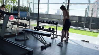 Спортивная девушка после тренировки в зале трахается в ванной с парнем