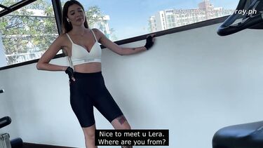 Спортивная девушка после тренировки в зале трахается в ванной с парнем