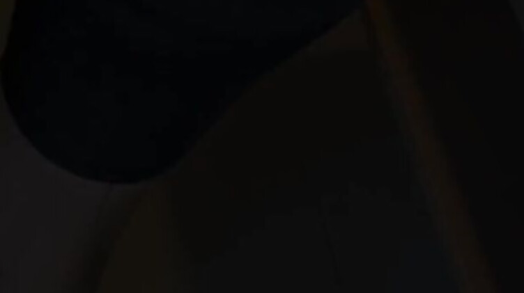 Спортивная девушка после тренировки в зале трахается в ванной с парнем