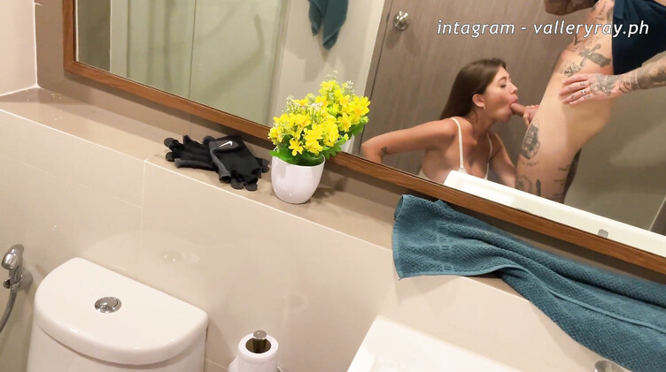 Vallery Ray: Спортивная девушка после тренировки в зале трахается в ванной с парнем