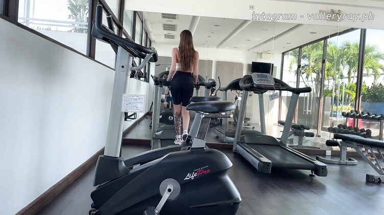 Спортивная девушка после тренировки в зале трахается в ванной с парнем