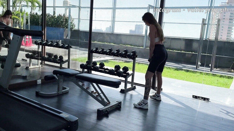 Спортивная девушка после тренировки в зале трахается в ванной с парнем