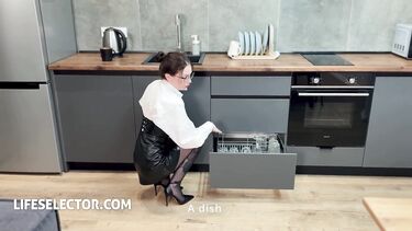 Сексуальная риэлторша в колготках трахается с парнем на показе жилья