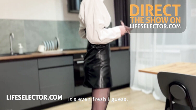 Сексуальная риэлторша в колготках трахается с парнем на показе жилья