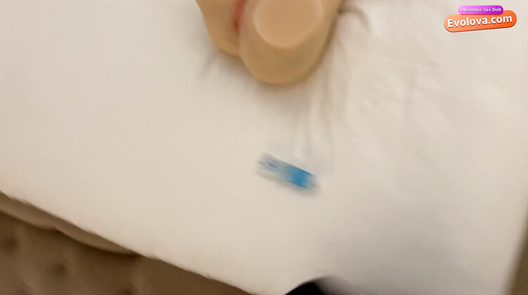 Мачеха застукала пасынка трахающего секс куклу и отдалась ему в отеле