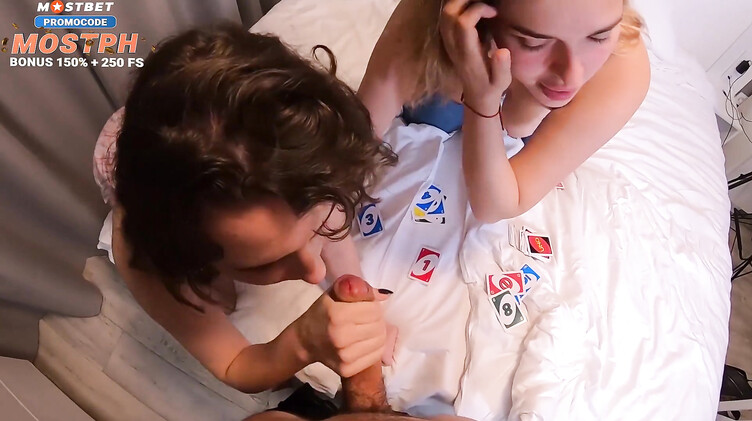 Ебет кудряшку и ее подругу пышечку после стрип покера