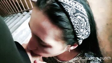 Брюнетка строчит минет в подъезде и глотает сперму