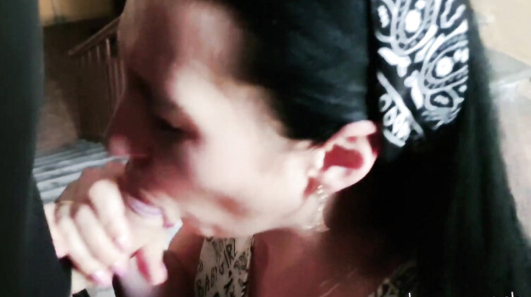 Брюнетка строчит минет в подъезде и глотает сперму