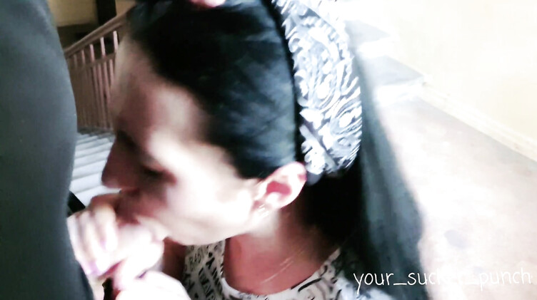 Брюнетка строчит минет в подъезде и глотает сперму