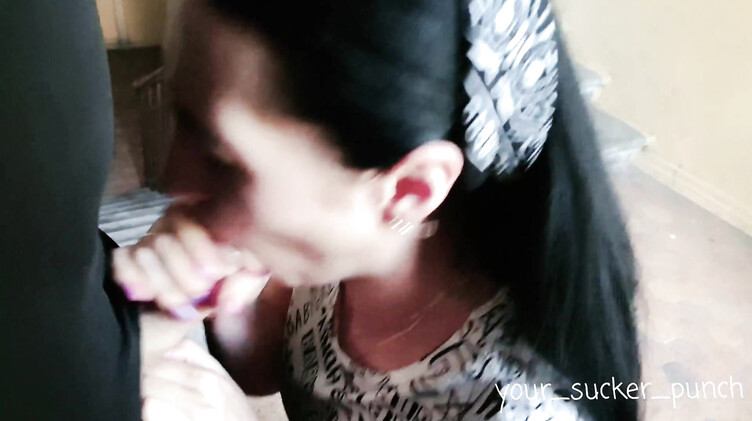 Брюнетка строчит минет в подъезде и глотает сперму