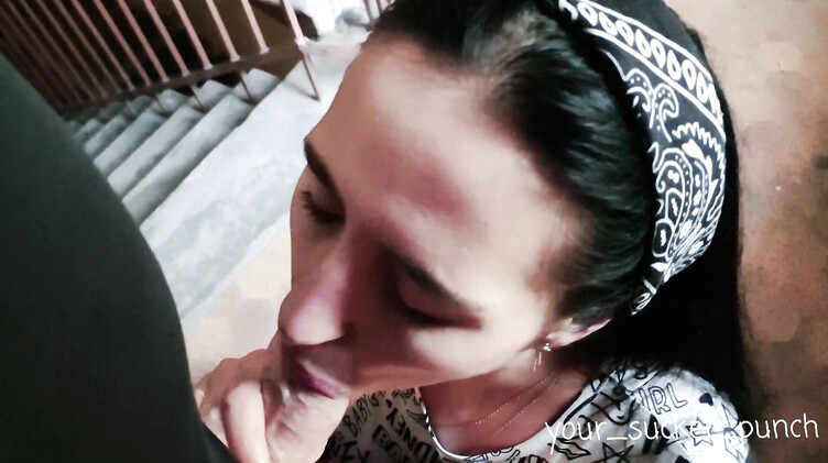 Брюнетка строчит минет в подъезде и глотает сперму