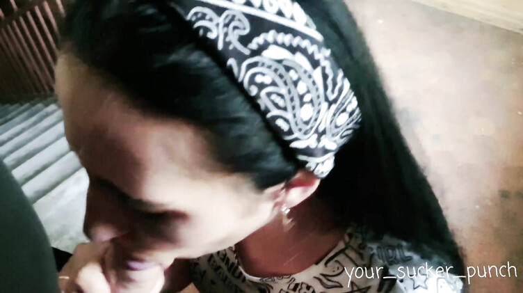 Брюнетка строчит минет в подъезде и глотает сперму