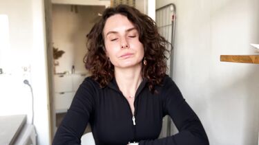 Секс в машине с окончанием в бритую киску рыжей девчонки