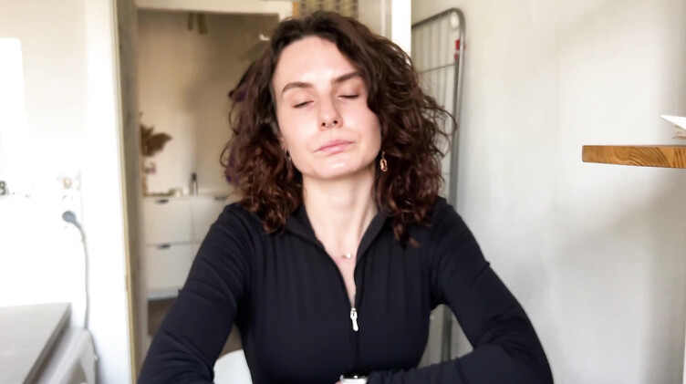 Секс в машине с окончанием в бритую киску рыжей девчонки