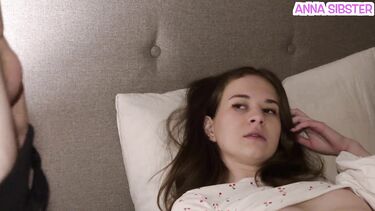 Заткнул возмущенную сестру, когда кончил в киску