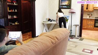 Заткнул возмущенную сестру, когда кончил в киску
