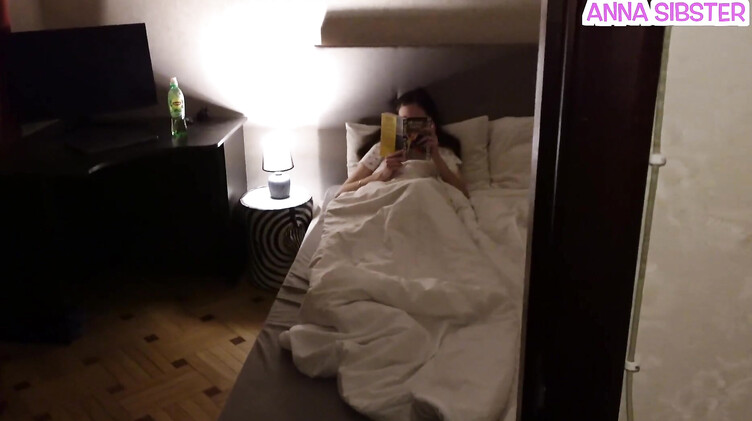 Заткнул возмущенную сестру, когда кончил в киску