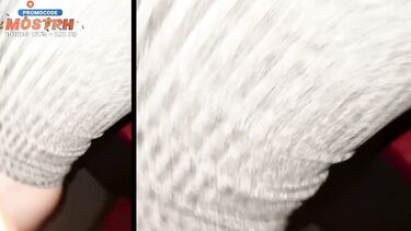 Рискованный публичный секс на заднем ряду кинотеатра