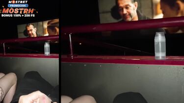 Рискованный публичный секс на заднем ряду кинотеатра