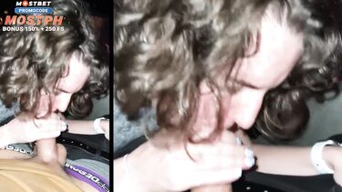 Рискованный публичный секс на заднем ряду кинотеатра